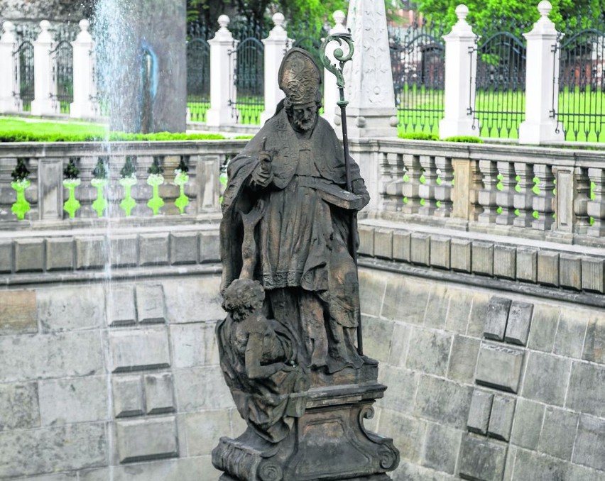 Pomnik św. Stanisława w fontannie przed kościołem pod jego...