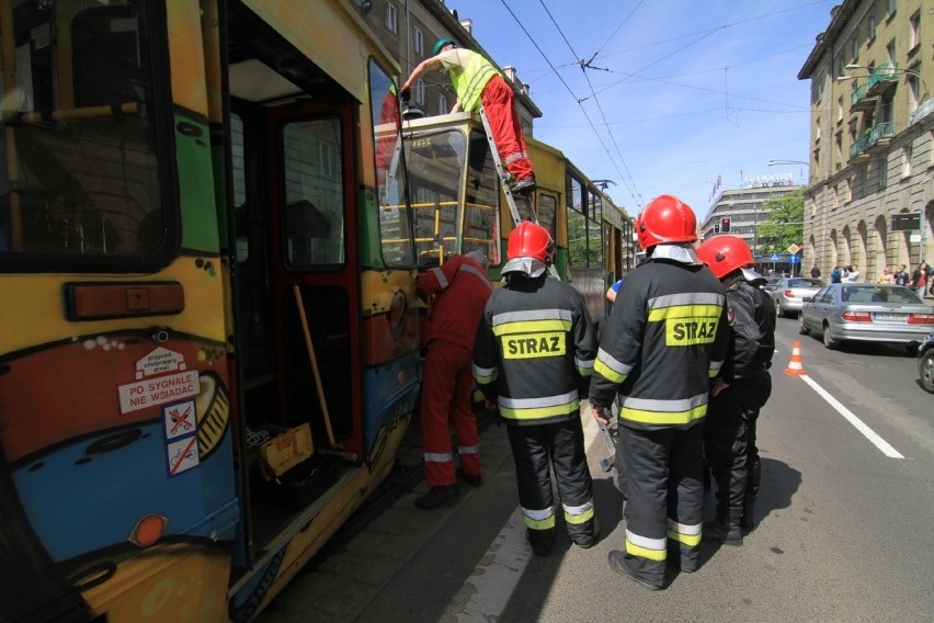 Wypadek tramwajów na Świdnickiej. 12 osób rannych (FILM, ZDJĘCIA)