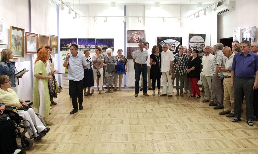 W galerii klubu Akcent otwarto wystawę 30 grudziądzkich...