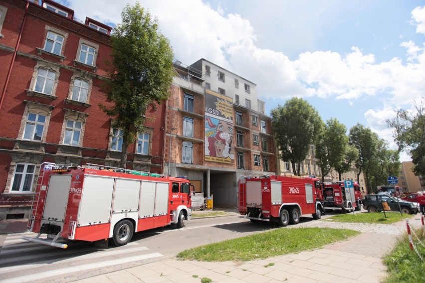 Pożar na budowie bloku mieszkalnego przy ul. Wita Stwosza w Słupsku. Na miejsce wysłano pięć zastępów straży