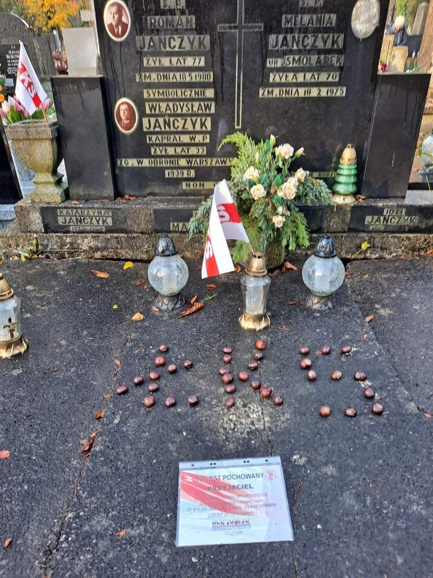 Grupa Ełkaesiak odwiedza groby zasłużonych sportowców ŁKS i znanych sympatyków klubu. Zdjęcia
