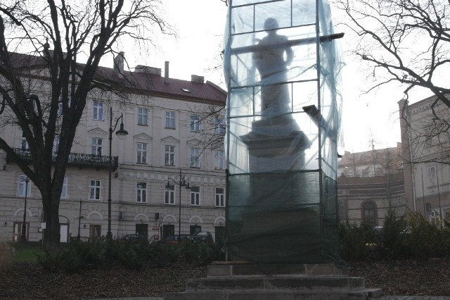 Adam Mickiewicz znowu stoi na cokole. Za kilka dni kiedy konserwatorzy zabytków zakończą ostatnie kosmetyczne poprawki będzie go można podziwiać w pełnej krasie.