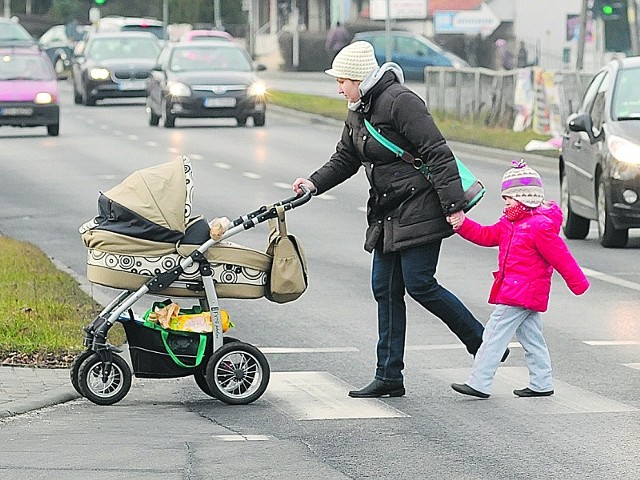 Irena Gremblewska z córkami Julią i Zosią nie czuje się na przejściu dla pieszych bezpiecznie. - Trzeba przemykać między pędzącymi samochodami - mówi.