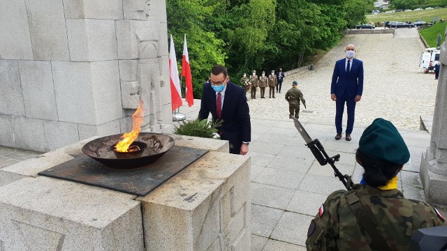 W maju pod pomnikiem w G&oacute;rze Św. Anny premier Mateusz Morawiecki m&oacute;wił o znaczeniu powstań śląskich dla Polski i konieczności odnowienia otoczenia pomnika.