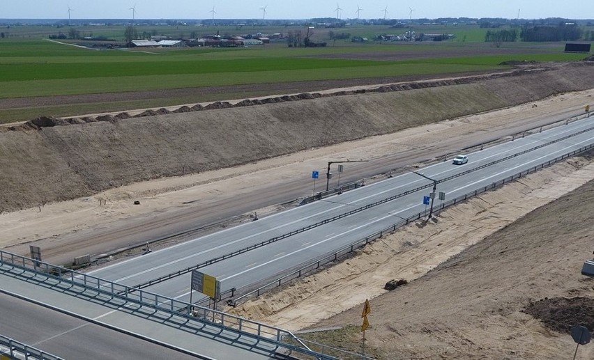 Przy wjeździe na budowaną autostradę A1 od Tuszyna do...
