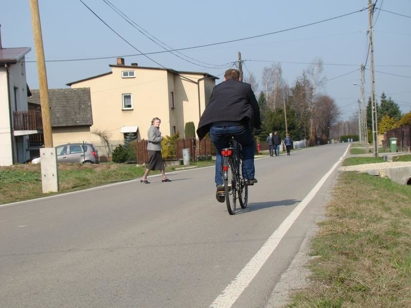 Na ul. Przecznej w Jawiszowicach mieszkańcy uciekają do rowów przed pędzącymi samochodami