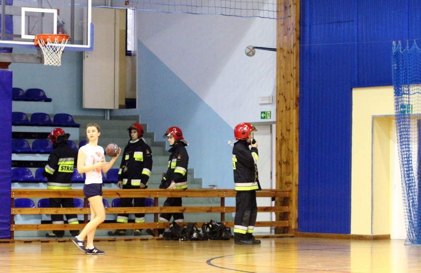 Straż pożarna na Uniwersytecie Wrocławskim. A trening piłki ręcznej trwa