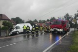 Wypadek w Sośnicowicach. Furgonetka staranowała słup i ogrodzenie. Utrudnienia na drodze wojewódzkiej nr 919