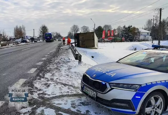 W Rajcu Szlacheckim doszło do wypadku z udziałem osobówki i samochodu ciężarowego.
