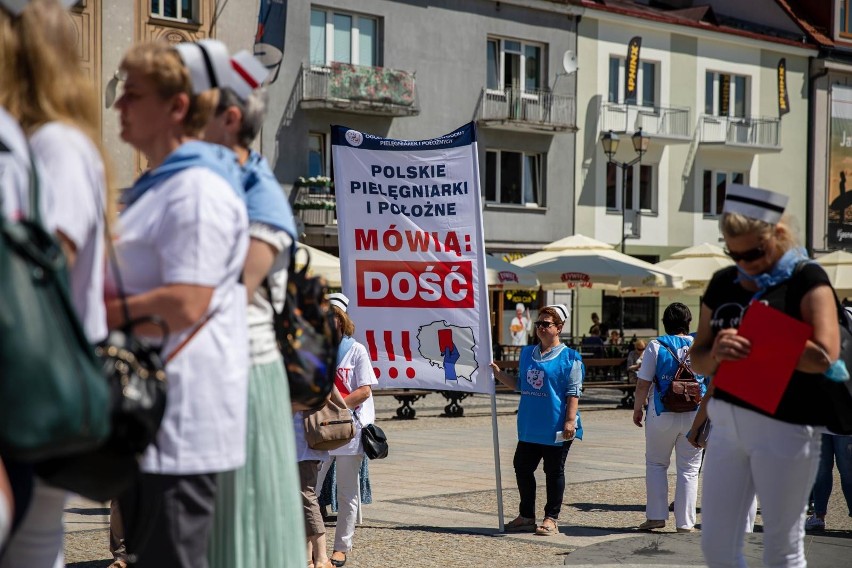 Protest pielęgniarek i położnych na Rynku Kościuszki w...