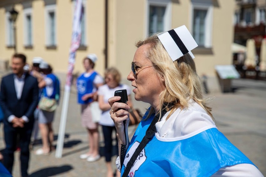 Protest pielęgniarek i położnych na Rynku Kościuszki w...