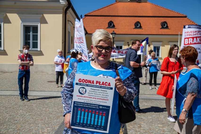 Protest pielęgniarek i położnych na Rynku Kościuszki w...