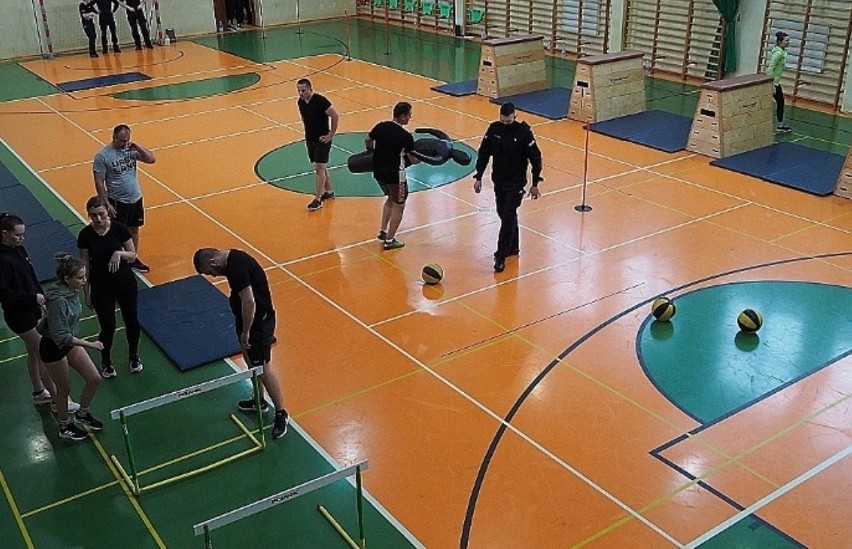 Żeby wziąć udział w próbnym teście do policji, wystarczy się...