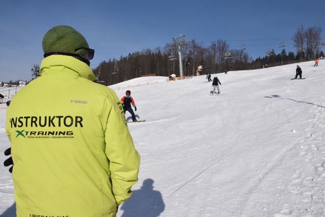 W Wiśle od poniedziałku trzy stacje prowadzą szkolenia narciarsko-snowboardowe.Zobacz kolejne zdjęcia. Przesuwaj zdjęcia w prawo - naciśnij strzałkę lub przycisk NASTĘPNE