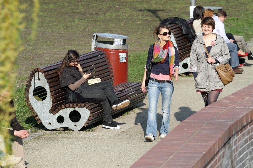 Wrocławianie na Wyspie Słodowej. Wiosenna pogoda zachęca [GALERIA]