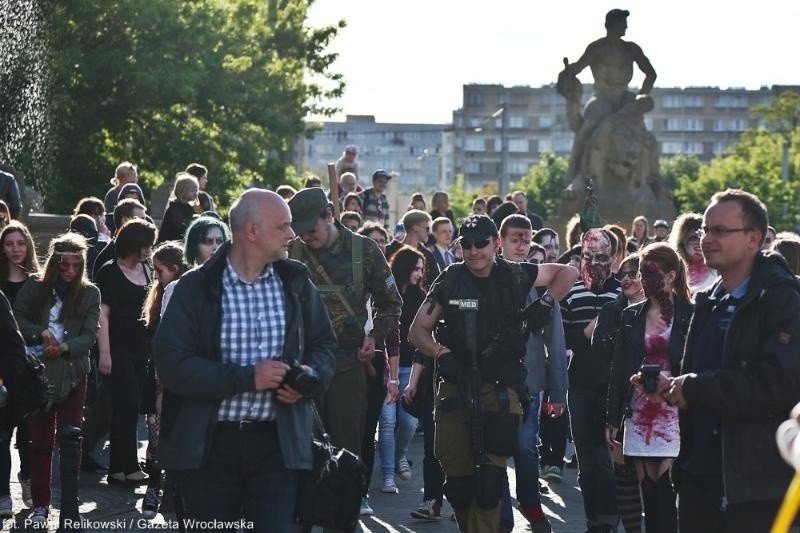 Zombie Walk we Wrocławiu. 300 osób przeszło w marszu żywych trupów (ZDJĘCIA)