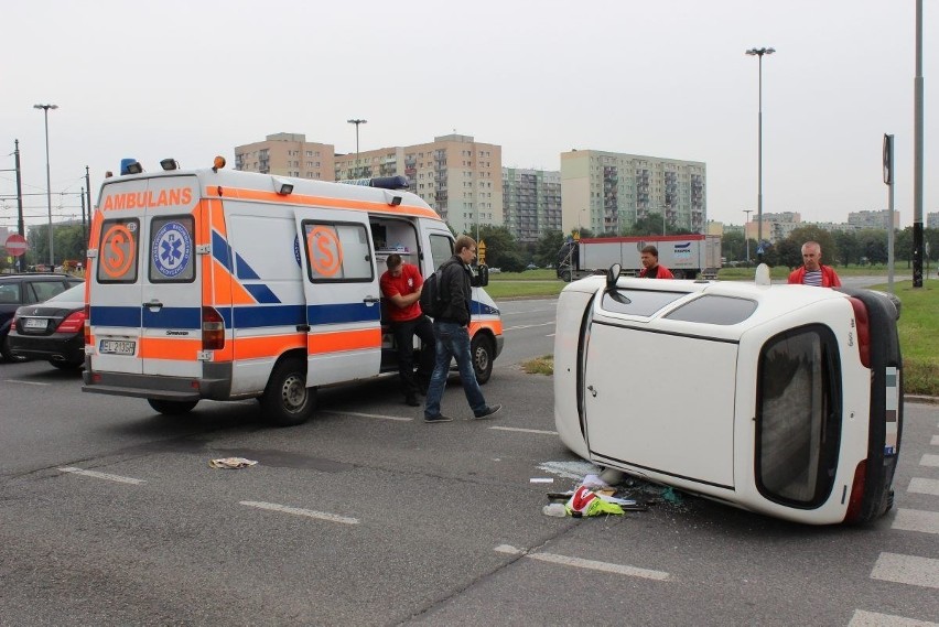 Wypadek na Rondzie Sybiraków. Seicento przewrócone na bok [ZDJĘCIA+FILM]