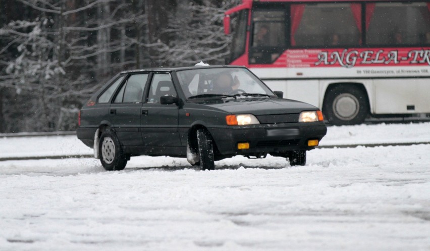 Kierowca poloneza driftował na parkingu przy CRS. Interweniowała policja (zdjęcia)