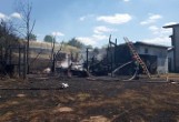 Pożar w Chełmku. 30 strażaków walczyło z ogniem, który opanował altanę letniskową i nieużytki przy ul. Jagiellońskiej [ZDJĘCIA]