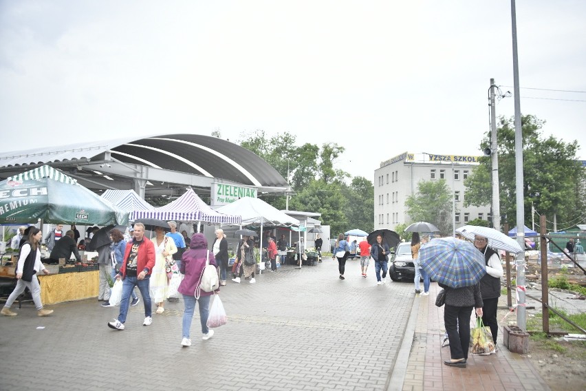 Deszczowa sobota 4 czerwca na targu Przy Śląskiej w Radomiu. Nie było tłumów, ale i tak sporo osób przyszło na zakupy - zobacz zdjęcia