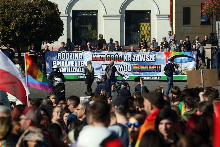 Marsz Równości w Lublinie. Policja podsumowuje: W naszą stronę leciały butelki i kamienie (ZDJĘCIA, WIDEO)