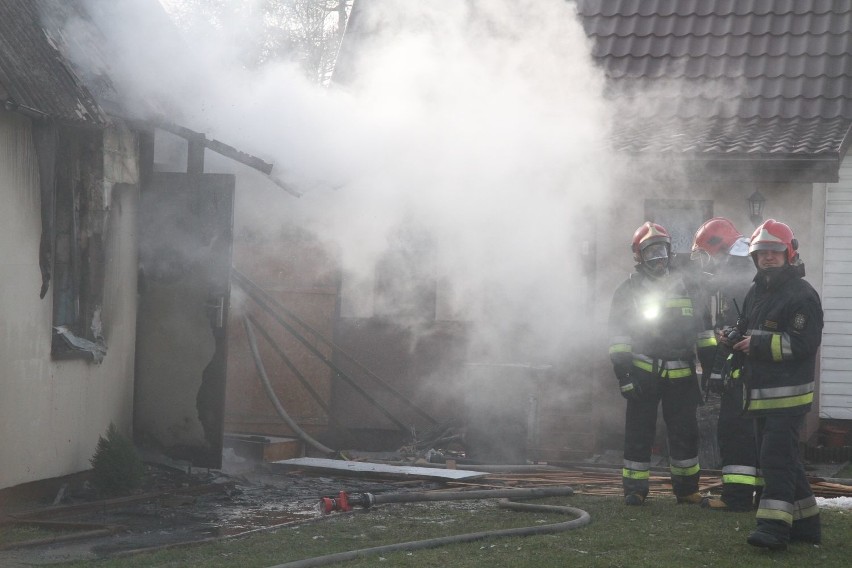 Radlin, gmina Górno. Pożar butli z gazem w domu mieszkalnym, jedna osoba ranna [ZDJĘCIA]