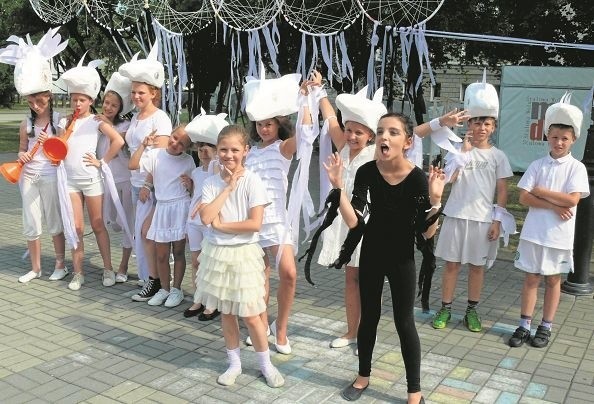 "Humanofon" - spektakl plenerowy uczestników warsztatów "Lato w teatrze".