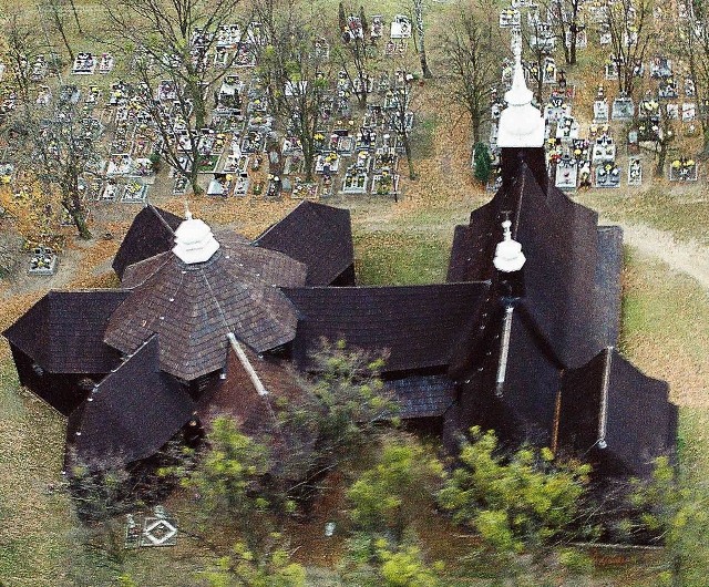 Słynny drewniany kościół św. Anny w Oleśnie z lotu ptaka.