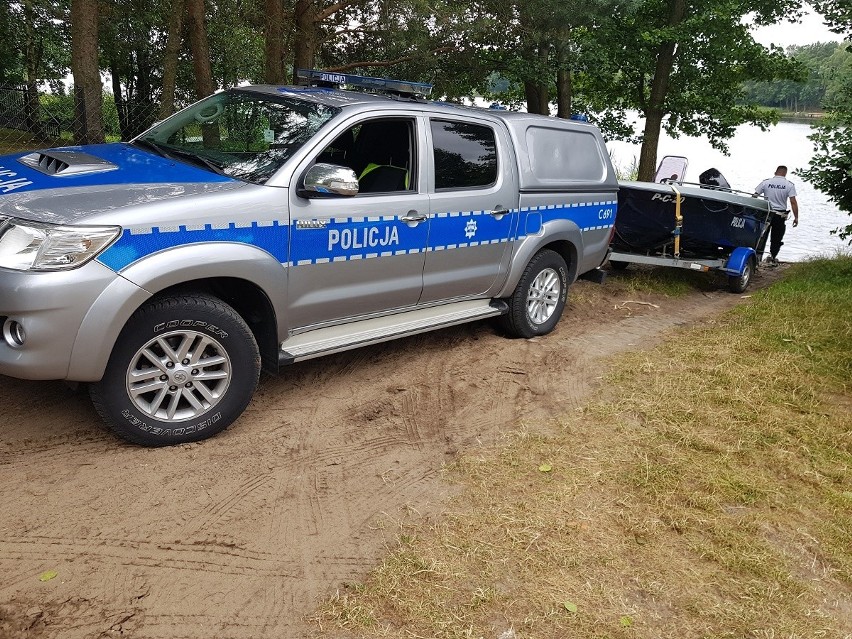 Policjanci łodzią motorową patrolują akweny powiatu rypińskiego