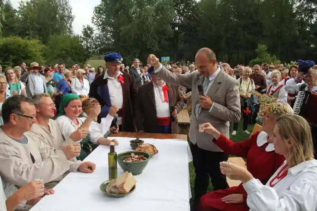 Zespół Pieśni i Tańca Skokotliwi wraz z pracownikami Muzeum Wsi Kieleckiej odegrali widowisko na podstawie XIX- wiecznej sztuki pod tytułem „Okrężne” autorstwa Józefa Korzeniowskiego.