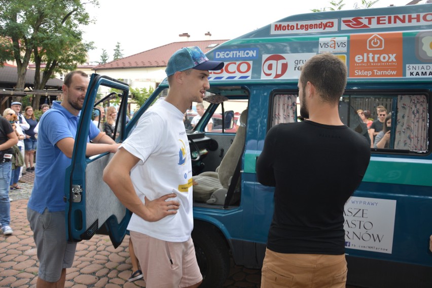 Starym busem na podbój Europy. Piątka przyjaciół z Tarnowa wyruszyła w niezwykłą podróż [ZDJĘCIA]