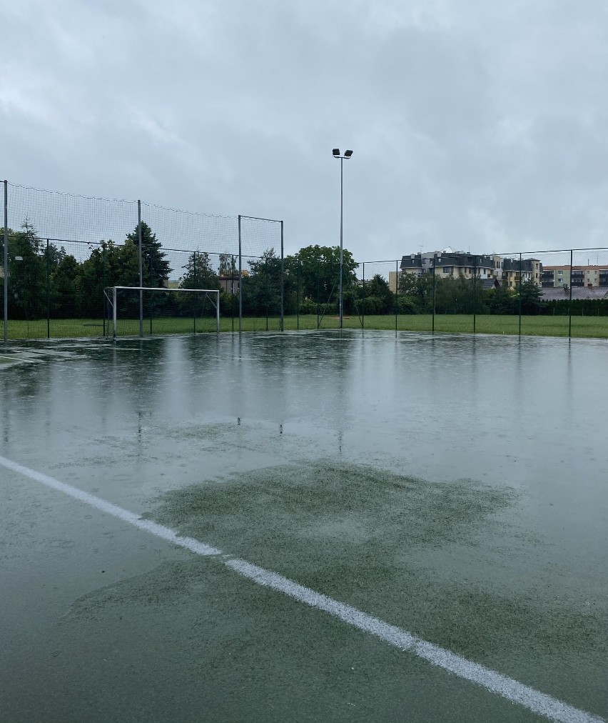 Zalany Orlik przy ul. Jagiellońskiej, obok szkoły...