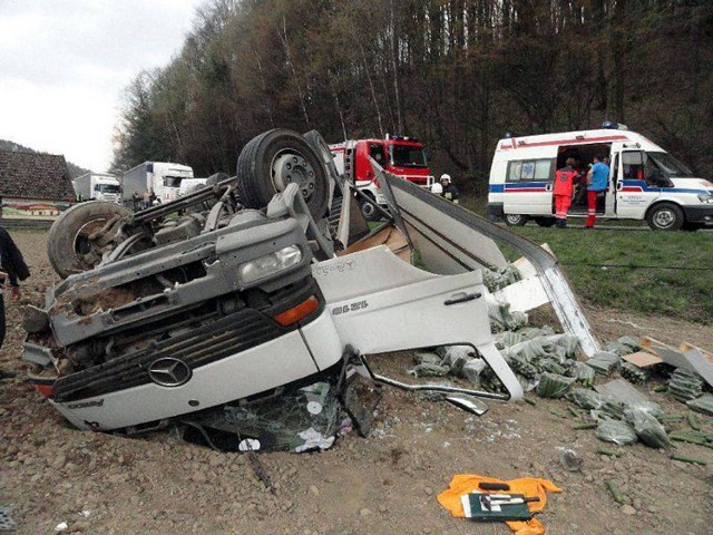 Ogórki szklarniowe wysypały się z rozbitego mercedesa