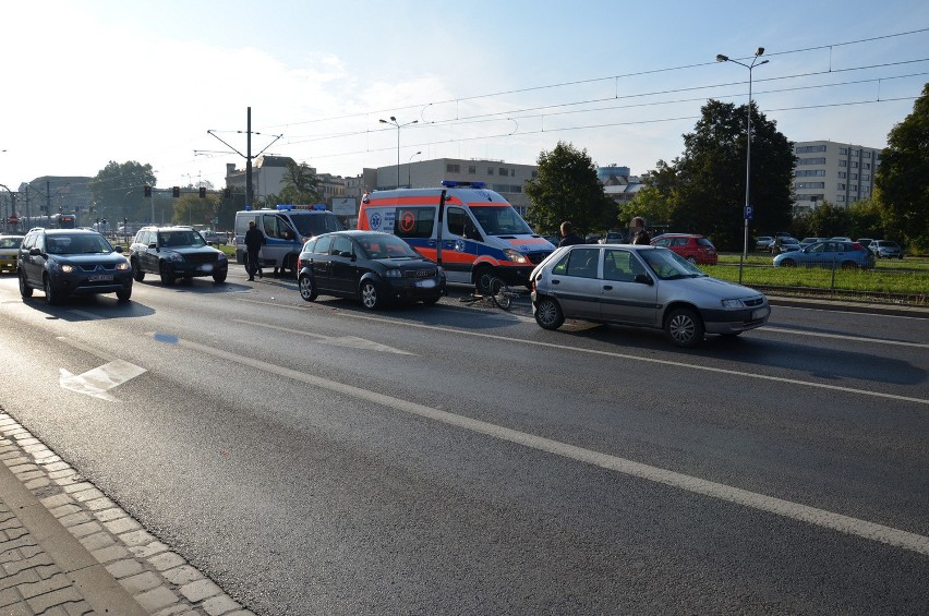 Wypadek na Legnickiej. Rowerzysta wpadł pod samochód. Trzy auta uszkodzone (ZDJĘCIA)