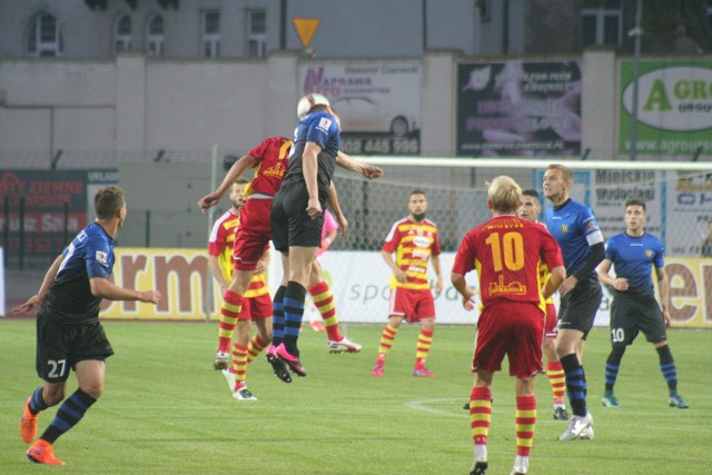 Jesienią w Chojnicach Zawisza (niebiesko-czarne stroje) wygrał 2:0. Jak będzie w sobotę w Bydgoszczy?