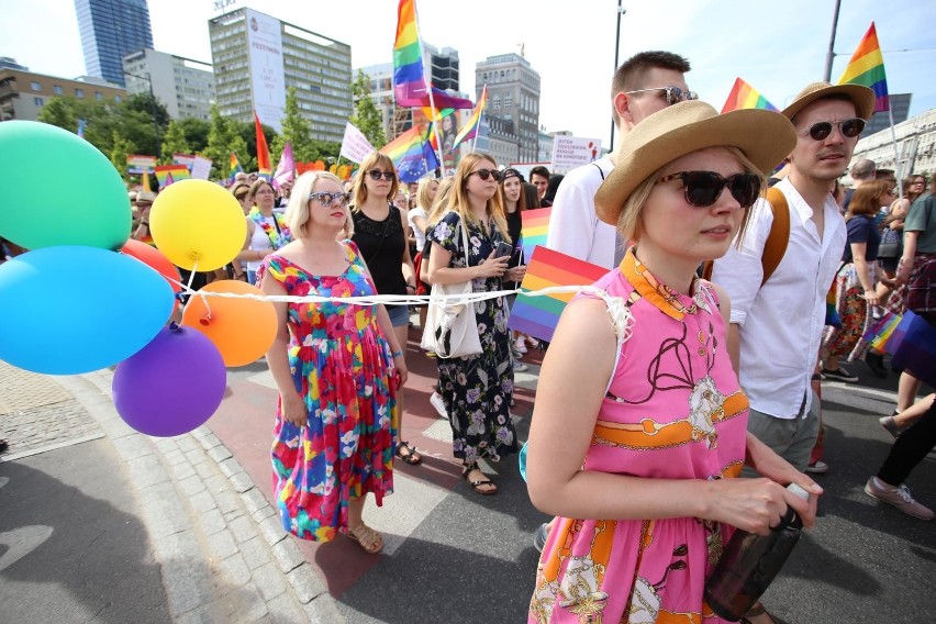 „Chcemy Polski bez homofobii”. Parada Równości ponownie przeszła ulicami stolicy. Osoby LGBT wsparli m.in. Lubnauer, Trzaskowski i Zandberg