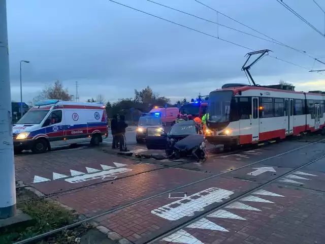 Zderzenie tramwaju z samochodem osobowym w Nowym Porcie w Gdańsku