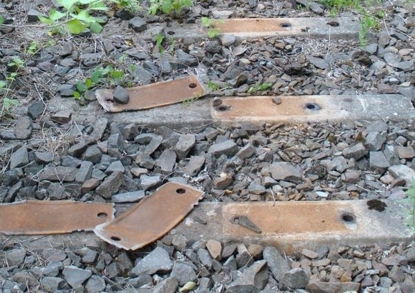 Łupem złodziei padły elementy metalowe - śruby oraz podkłady kolejowe.