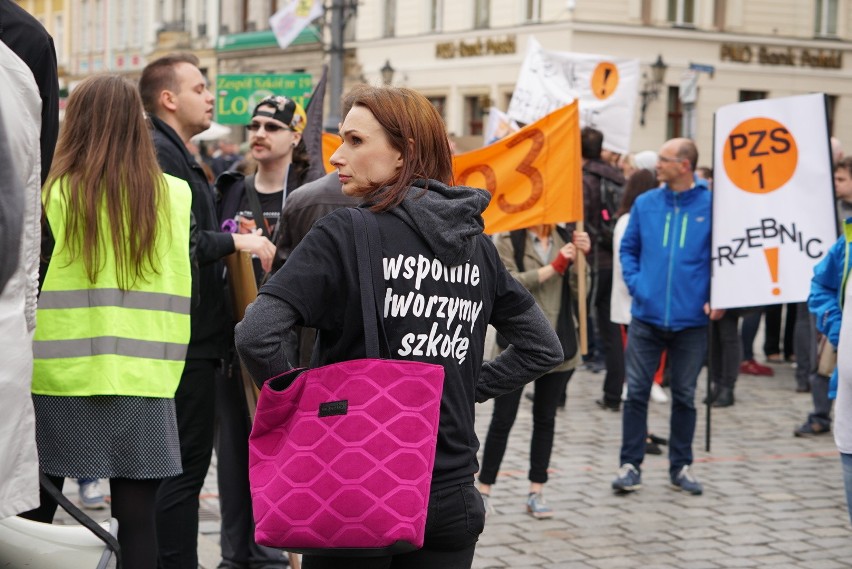 Rząd pod pręgierz. Nauczyciele protestowali na Rynku