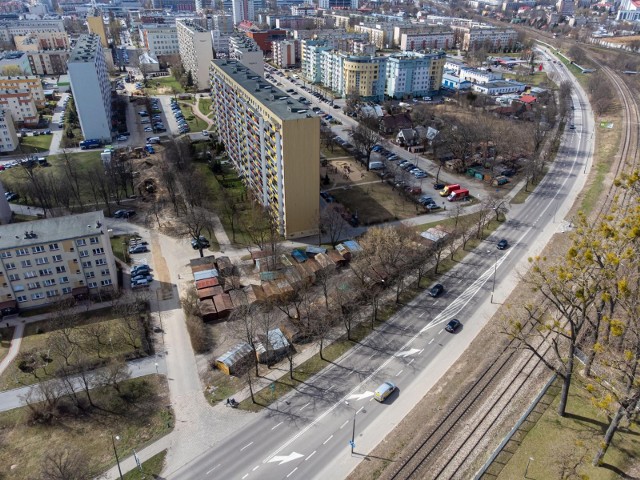 Widok na ul Poleską u zbiegu z Fabryczną, Wąską i Jagienki. Na pierwszym planie wieżowiec BSM, z tylu z prawej strony żółto-biało-zielony blok wybudowany przez Jaz-Bud. Z boku teren spółdzielni inwalidów, a z przodu budynki jednorodzinne i garaże. Nowy plan uchwalony przez radnych dopuszcza tu wielkopowierzchniową, wysoką mieszkaniówkę