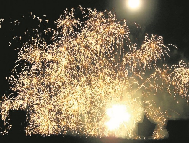 Pokaz sztucznych ogni to już co roku obowiązkowy punkt sylwestrowych imprez na świeżym powietrzu. I tak będzie w pierwszych chwilach nadchodzącego roku.