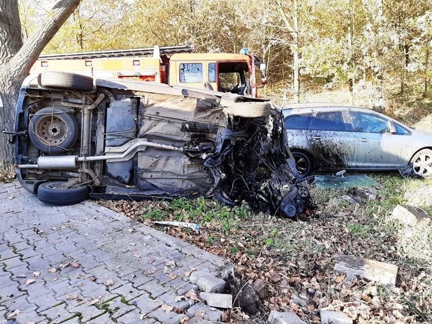 Samochód uderzył w przystanek i dachował. Kierowca nie żyje 