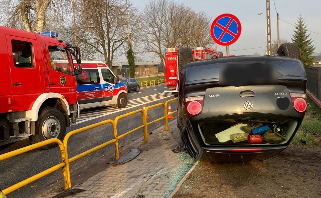 Samochód najpierw uderzył w bariery, a następnie dachował.