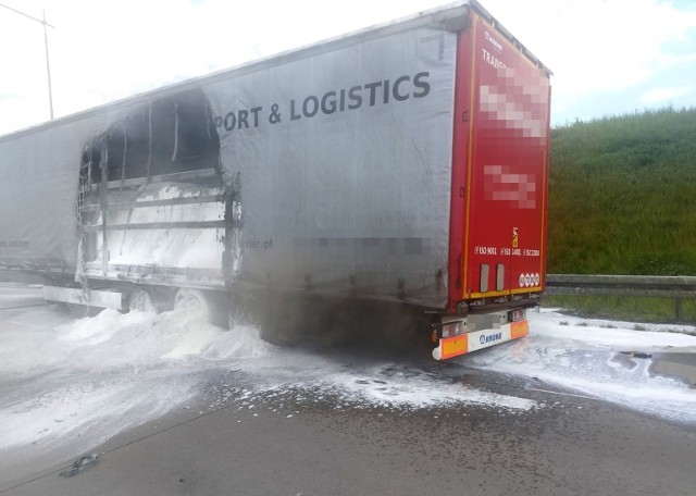 Pożar naczepy samochodu ciężarowego wybuchł tuż przed węzłem Kostomłoty w kierunku Legnicy, na 125. km autostrady A4.