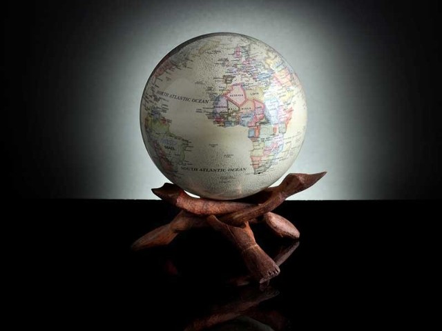 Współczesne globusy potrafią obracać się wokół własnej osi bez elektrycznego zasilania. Na zdjęciu globus Mova.