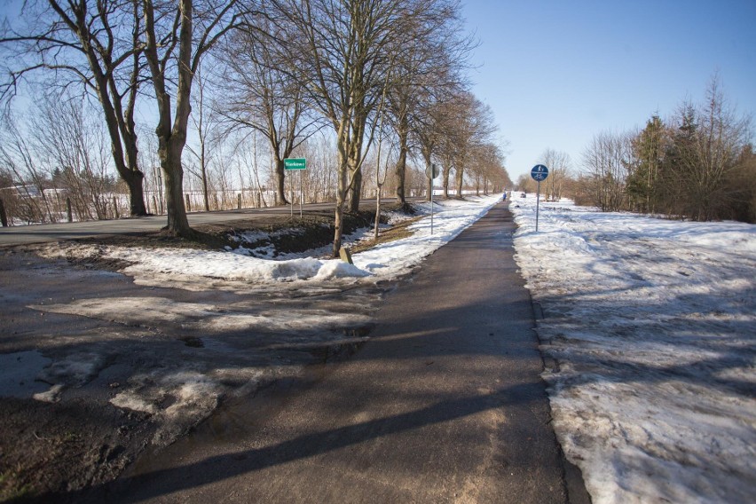 Te same ścieżki rowerowe czarne w gminie, zaśnieżone w...