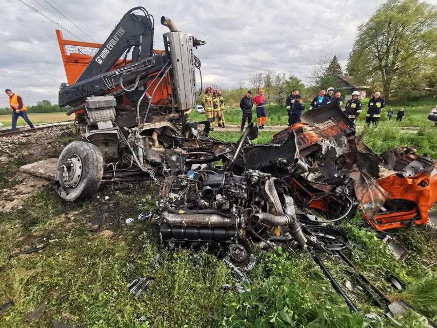 Śmiertelny wypadek w Tryńczy. 37-letni kierowca ciężarówki wjechał pod pociąg. Życia mężczyzny nie udało się uratować [ZDJĘCIA]