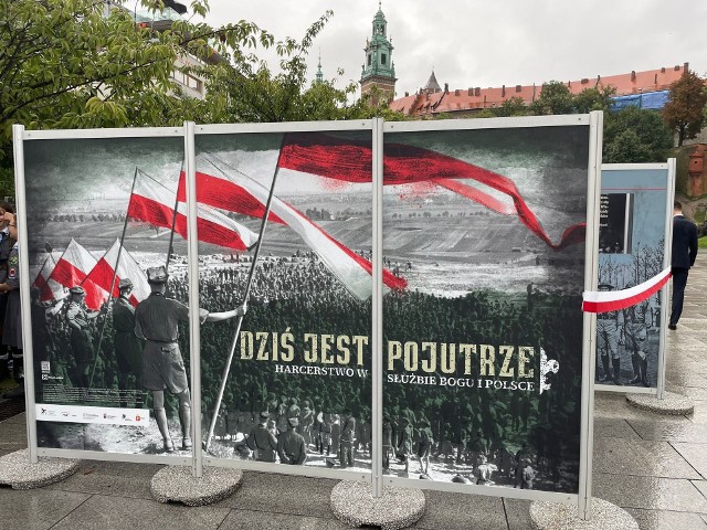 Na placu Wielkiej Armii Napoleona w Krakowie można oglądać ekspozycję plenerową „Dziś jest pojutrze. Harcerstwo w służbie Bogu i Polsce”.