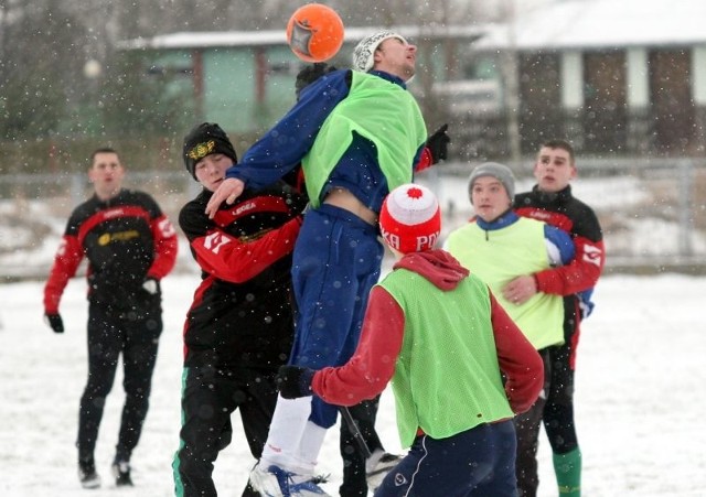 Piłkarze Siarki Tarnobrzeg oraz Budo Instalu Turbia grali na Zwierzyńcu w zimowych warunkach.