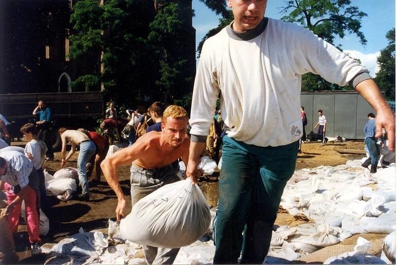 Powódź we Wrocławiu: 12 lipca 1997 r. wiele osób zapamięta do końca życia [ZDJĘCIA] 